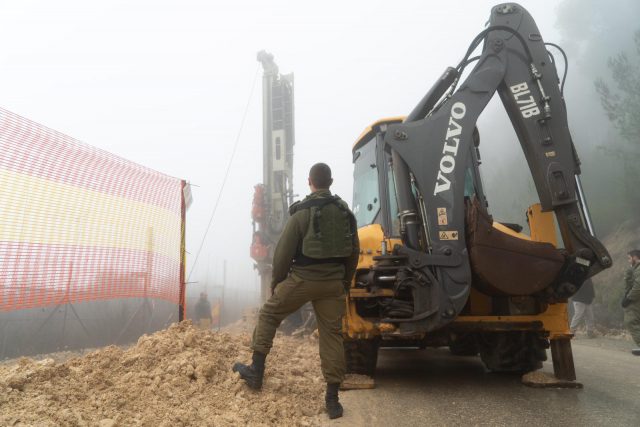 צפו: צה"ל מניח מכשור טכנולוגי לגילוי מנהרות