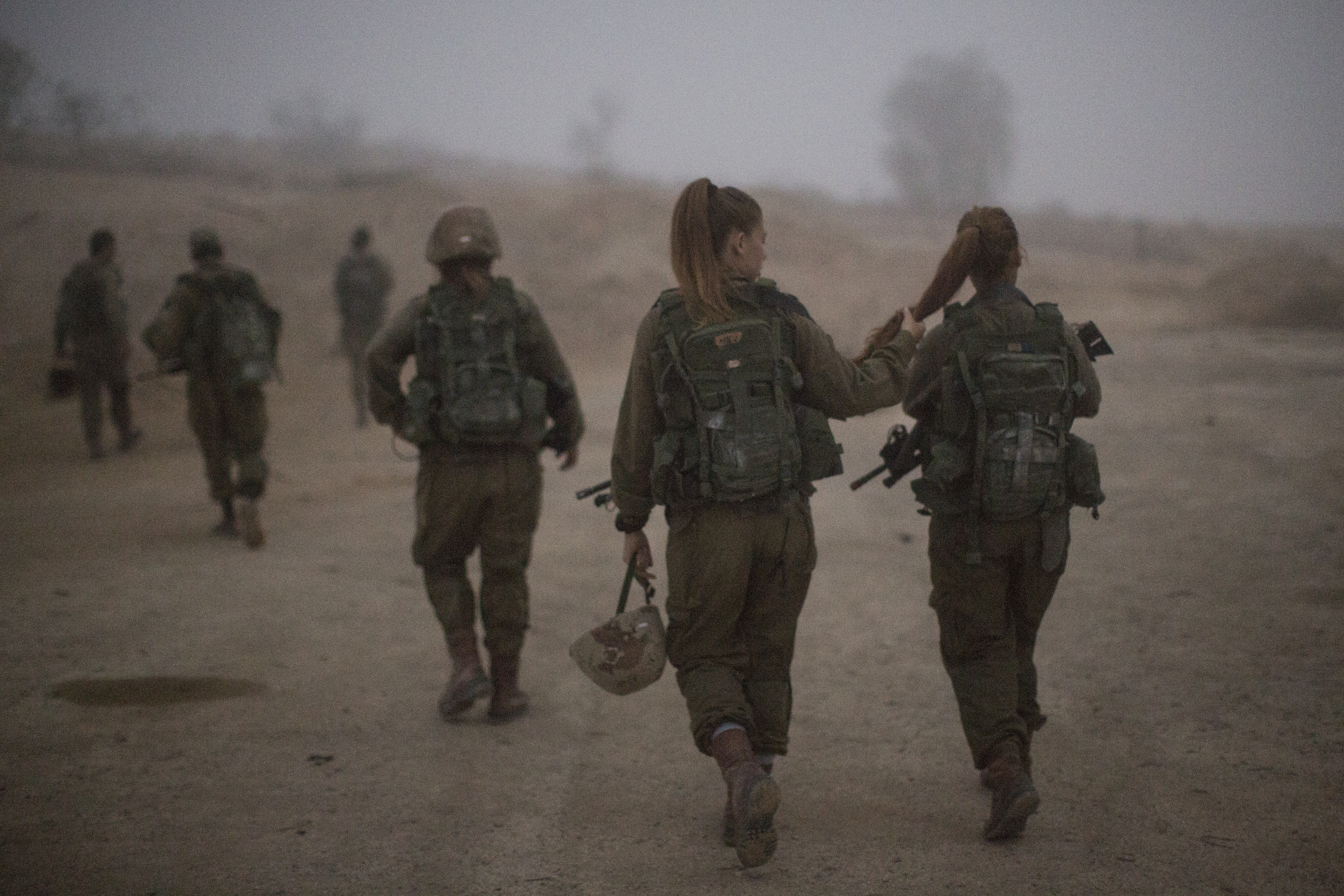 סלפי לא חוקי: אלו החיילות שצה"ל יאסור להצטלם איתן