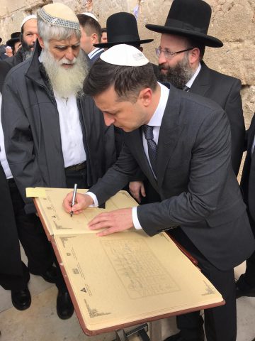 לפני הטקס: נשיא אוקראינה הגיע לכותל המערבי • צפו