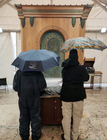 תפילה מערת המכפלה הגשומה (קרדיט: מנהלת מערת המכפלה)