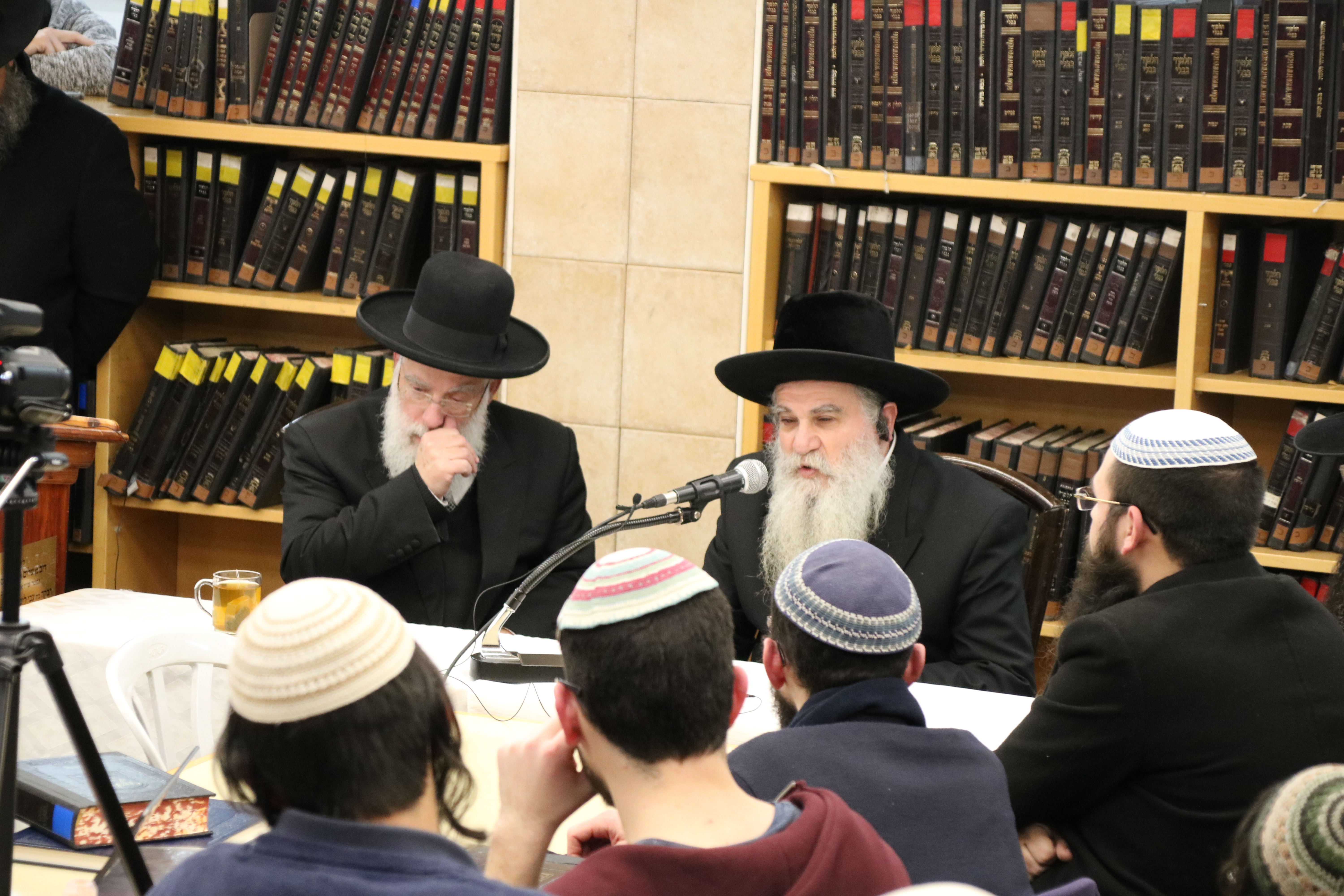 צפו: נכד ה'בבא סאלי' בשיעור בישיבת מרכז הרב
