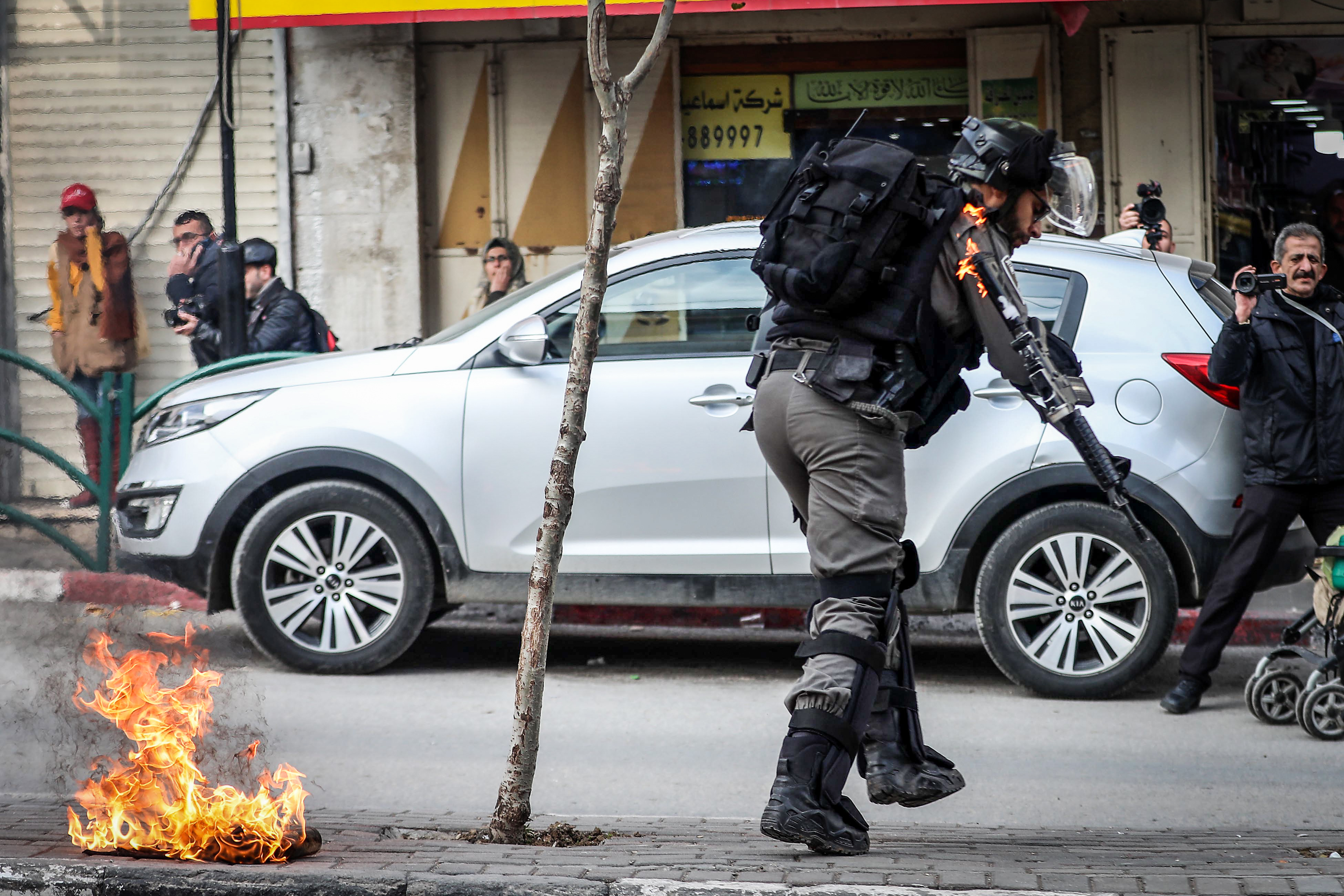קצין מג"ב חטף פגיעה ישירה של בקבוק תבערה