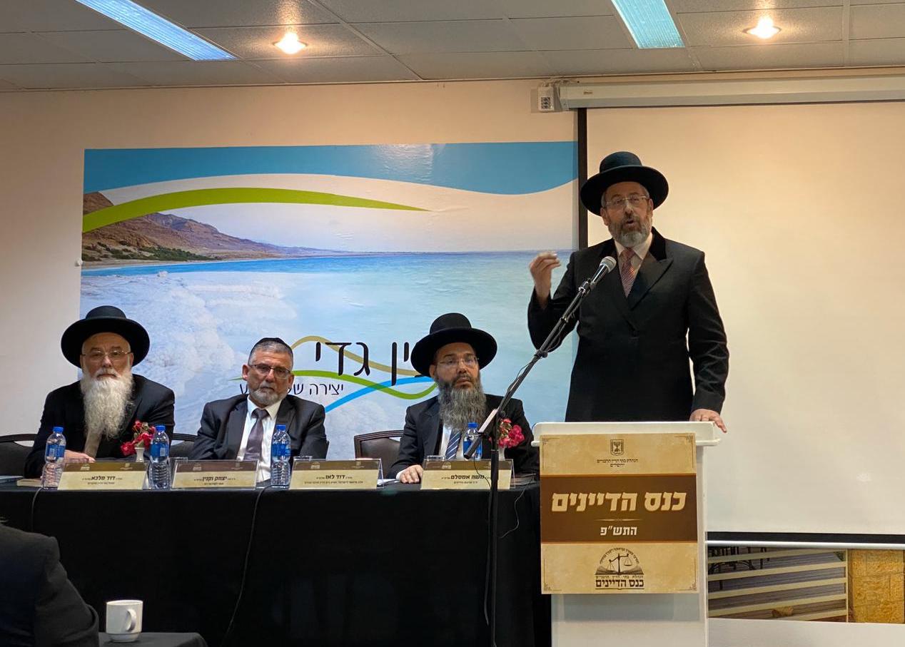 הרב לאו: גורמים פוליטיים תוקפים את הדיינים