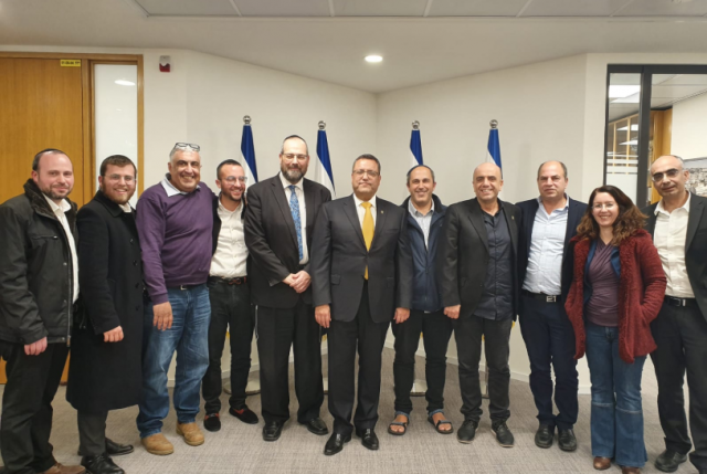 התושבים עם ראש העיר משה ליאון לאחר שהושגו ההסכמות