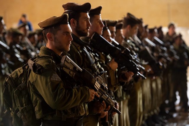 ניתוח חירום לחייל שנפצע קשה; רכבו של המחבל אותר