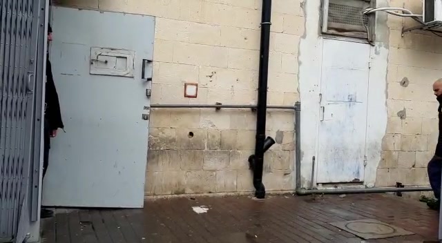 המחבל שדרש את חיילי גולני בפתח בית המשפט בירושלים (צילום: חיים גולדברג, סרוגים)