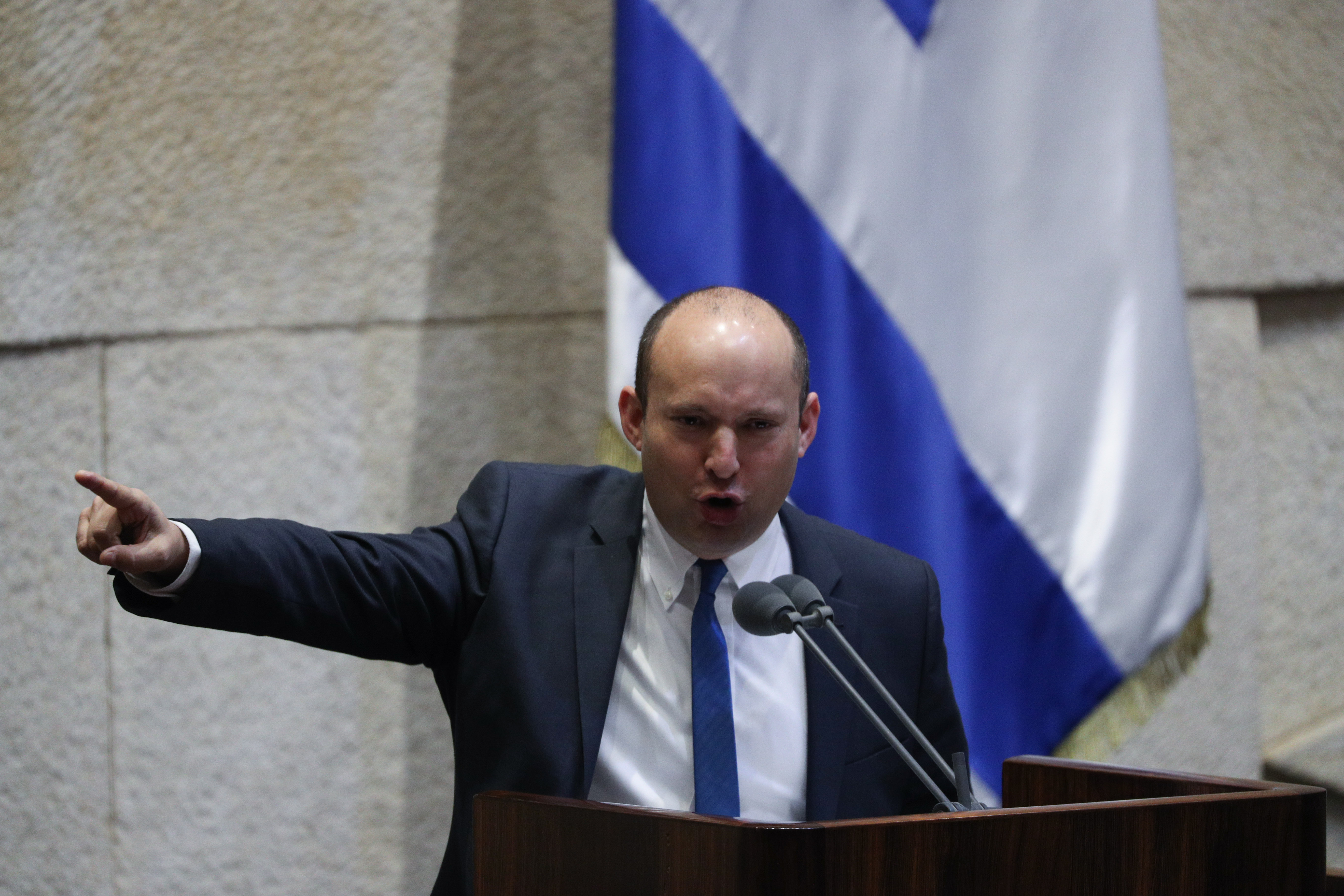 בנט: "הליכוד רוצים להחזיר אותנו להיות ילדי כאפות"
