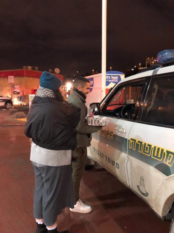 התעוררות יצאו לחמם את השומרים בקור הירושלמי