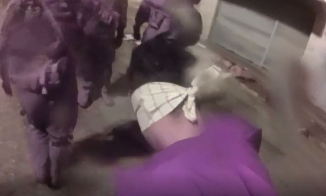 תיעוד דרמטי: לוחמי צה"ל שולפים מחבל מביתו. צפו