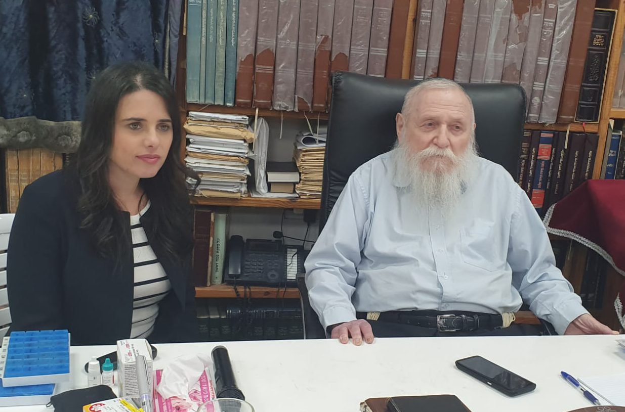 מאחורי הקלעים: השיחה של שקד והרב דרוקמן