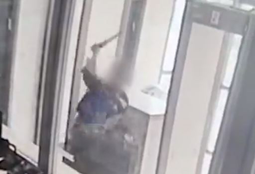 מתנפל, שולף ודוקר: תיעוד פיגוע הדקירה בחברון. צפו