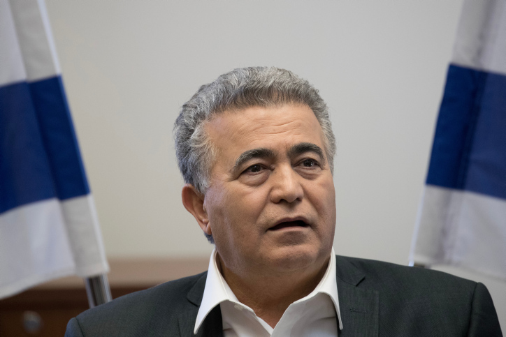 ירי בנגמ"ש השמאלי: עמיר פרץ צייץ נגד גנץ ומחק