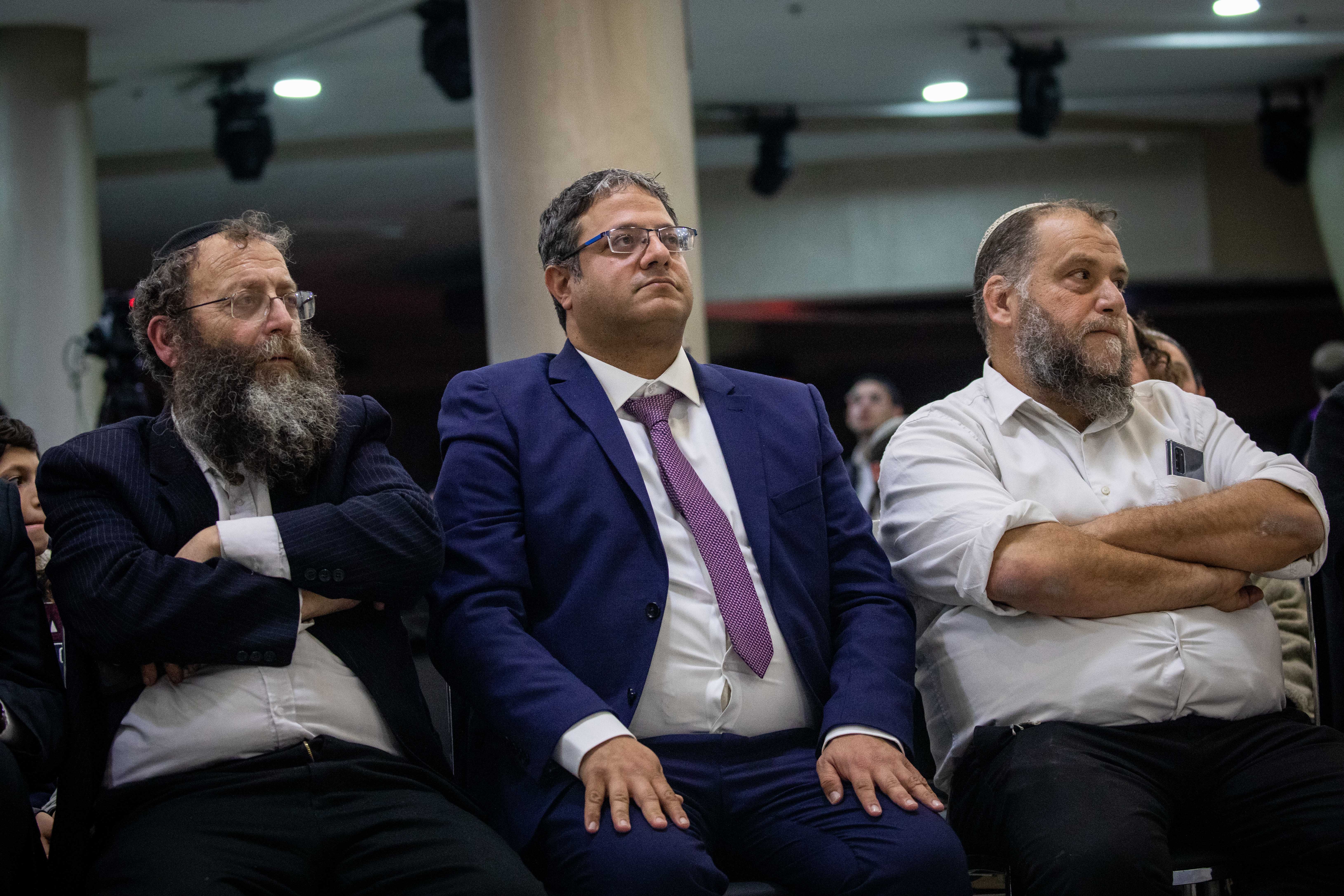 "קורא להם להגיש תביעה נגד פייסבוק"