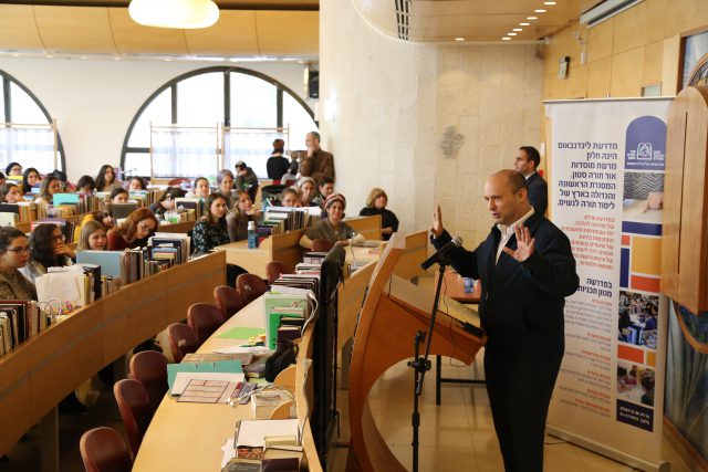 בנט: השמאל שולח תחקירנים לחפש את הרבנים