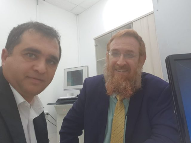 יהודה גליק עם עורך דינו, מנכ"ל הקרן למורשת הר הבית, אייל שלי (באדיבות המצולם)