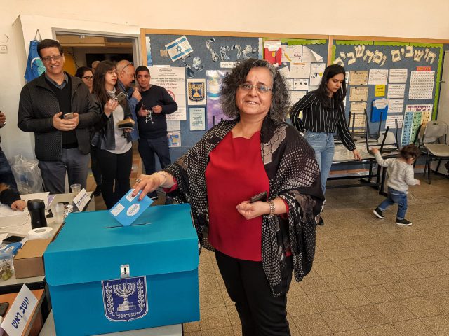 הח"כים יוצאים להצביע: כל העדכונים מכל הקלפיות