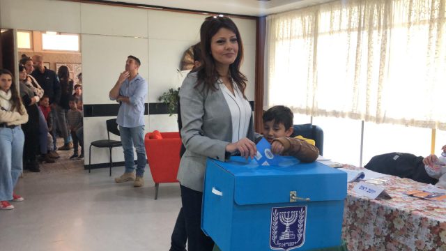 הח"כים יוצאים להצביע: כל העדכונים מכל הקלפיות
