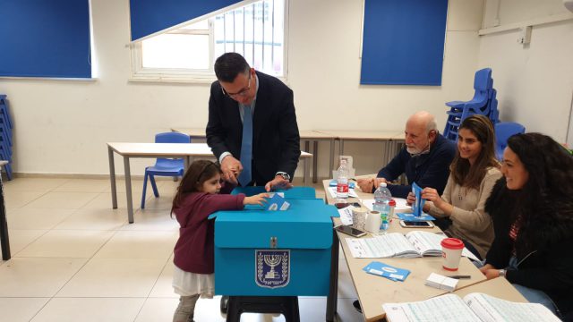 הח"כים יוצאים להצביע: כל העדכונים מכל הקלפיות