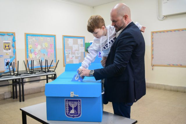 הח"כים יוצאים להצביע: כל העדכונים מכל הקלפיות