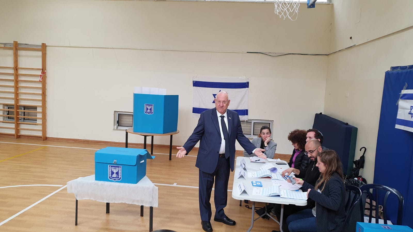 ריבלין הצביע: "הפעם יום הבחירות הוא לא יום שמח"