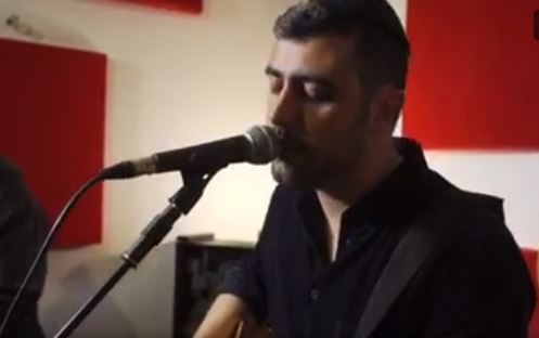 צפו: ישי ריבו בהופעה חיה מה"בונקר" הביתי