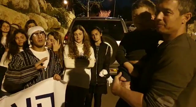 יועז הנדל מפגינים