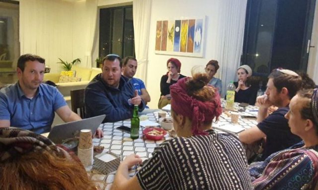 בתמונה: ישיבת הערכת המצב אמש בלשם. (קרדיט: מועצה אזורית שומרון)