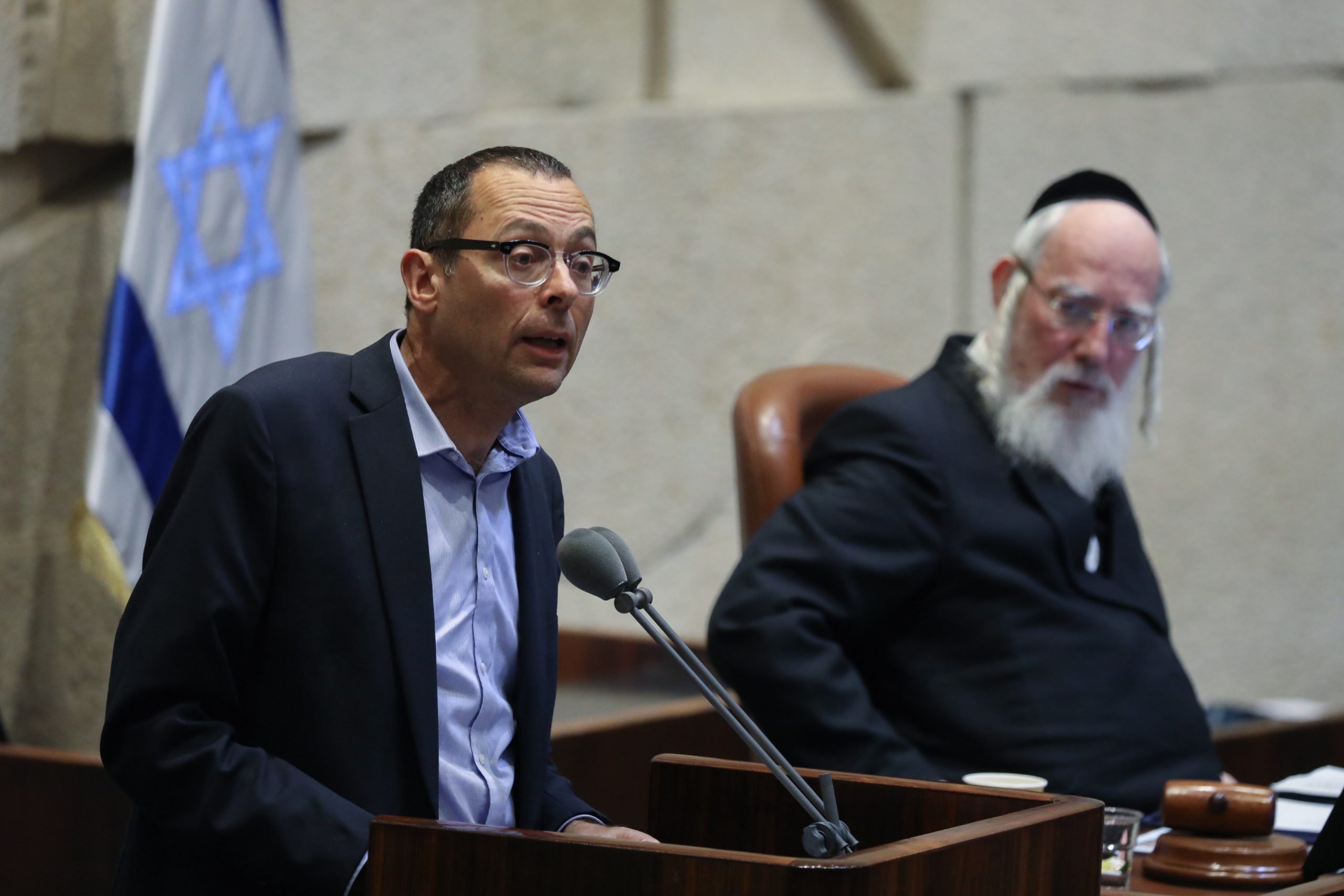 האוזר תוקף: עסקת שחרור המחבלים – שערורייתית