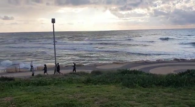 בתי הכנסת נשארו סגורים, אלפים יצאו לפארקים ולחוף הים