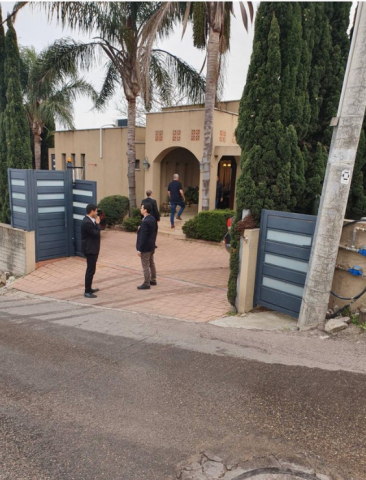 גנץ בכניסה לביתה של מריח