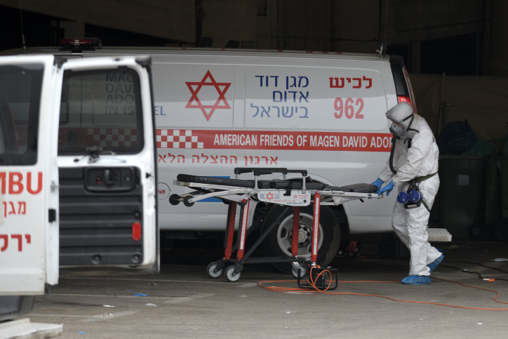 קורונה: צעיר בשנות ה-20 ללא מחלות רקע מונשם