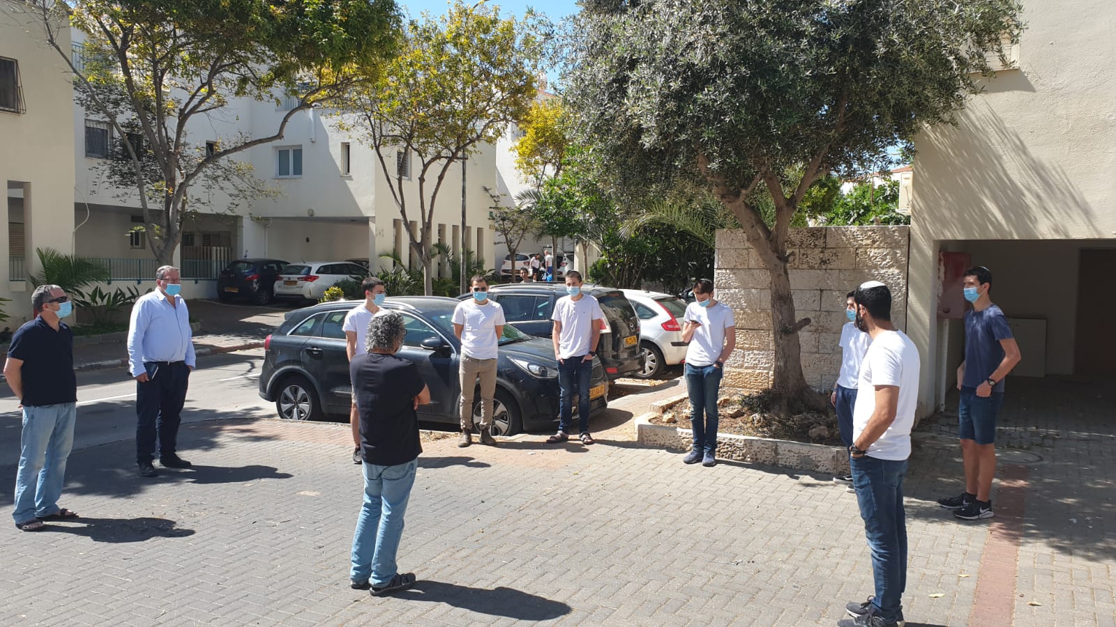 מרגש: הגיעו לבתי הורים שכולים לאמירת קדיש • צפו:
