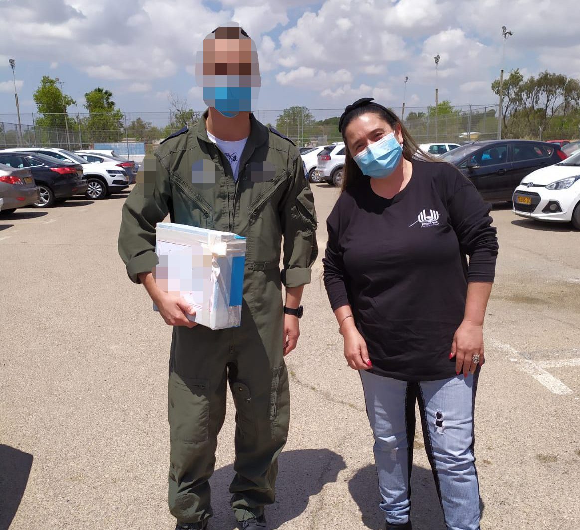 מרגש: חבילות מהר חברון לחיילים שסגרו בבסיסים