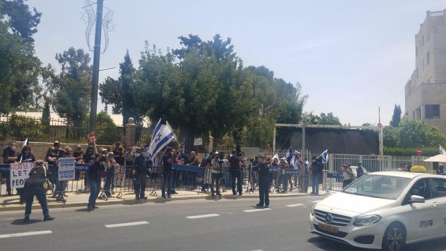 מחאת השמאל נגד נתניהו מול בית ראש הממשלה