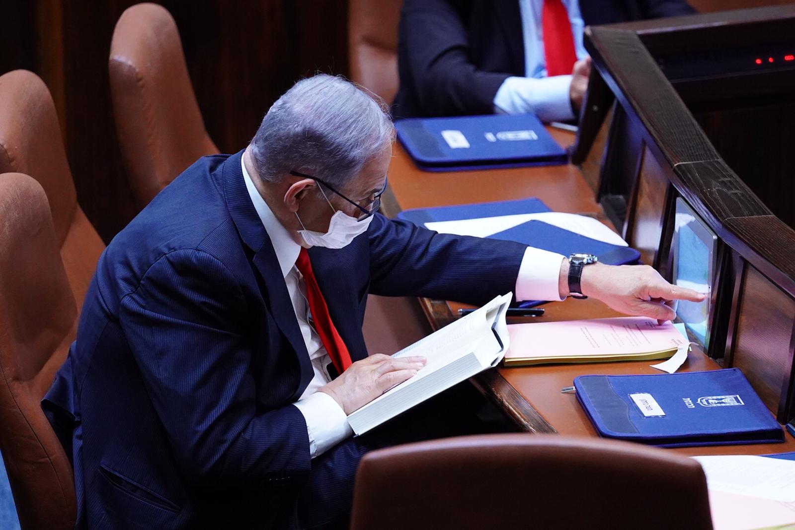 הרשת גועשת: איזה ספר קרא נתניהו במליאה?