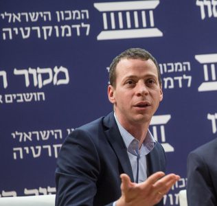 אין קשר לציונות דתית? עמית סגל עוקץ את נתניהו