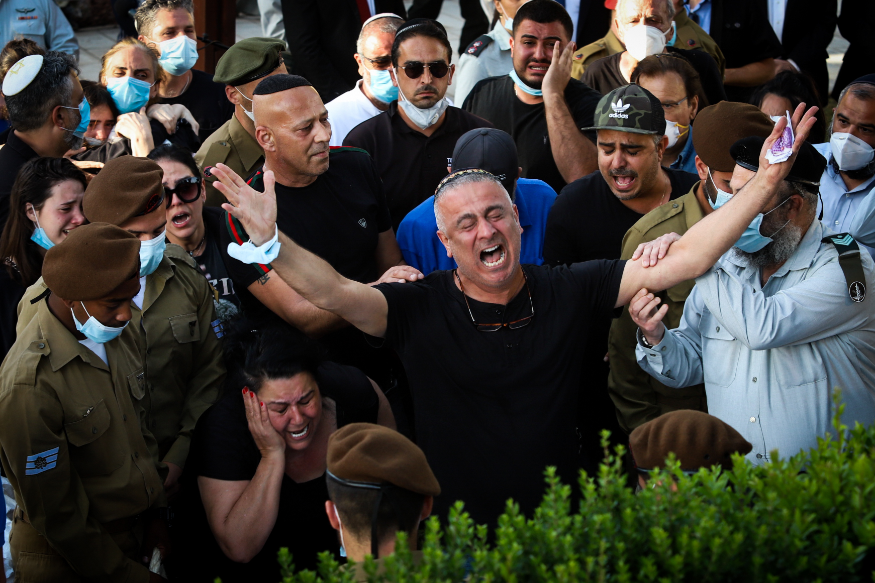 האב נפרד: "במקום שאתה תקבור אותי, אני קובר אותך"