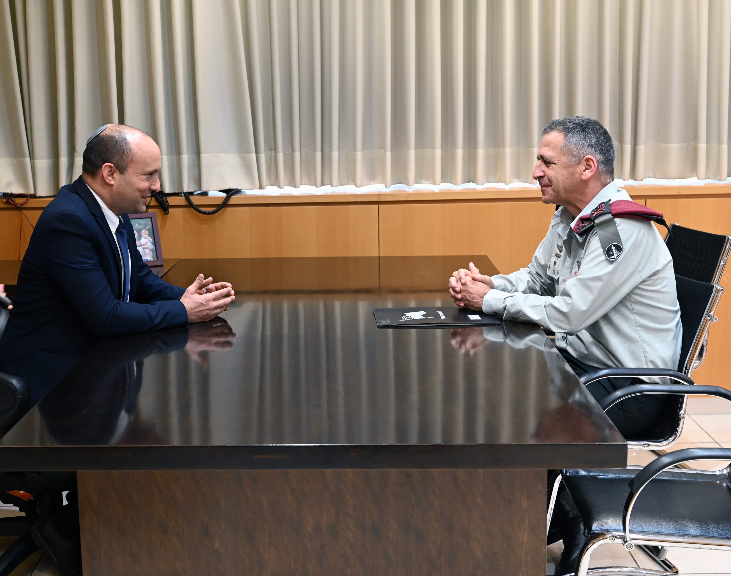 נפתלי בנט ואביב כוכבי (קרדיט: אריאל חרמוני / משרד הביטחון).