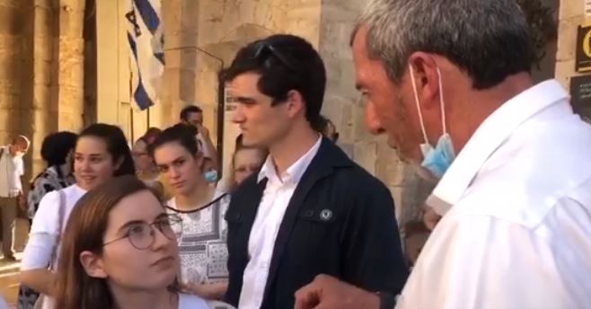 הנערה לרב רפי: "למה נכנסת לממשלה?". צפו