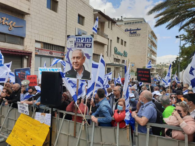 מחוץ לאולם: פעילי ליכוד בשיחזור ל'משפט דרייפוס'