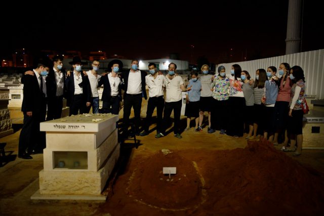 משפחת שיינפלד על קברו הטרי של הרב רפאל שיינפלד ז"ל