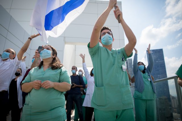 רופאי איכילוב ביום העצמאות (מרים אלסטר/פלאש90)