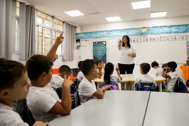 "איך זה הגיוני שאותנו המורים והתלמידים שולחים למשימה בלתי אפשרית בצפיפות שיא להמשיך שגרה כרגיל?"