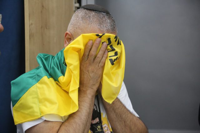 הכנסת ספר תורה לזכר בן יגאל הי"ד. אביו עם דגל גולני