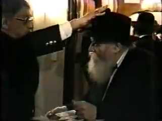 צפו: האדם שנתן דולר וברך את הרבי מלובביץ'