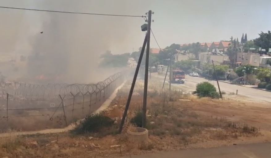 שריפה סמוך למעלה אפרים; האש מתקרבת ליישוב. צפו