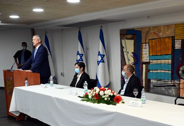 גנץ: "ההתלהמות כלפי השופטים מסוכנת לחברה"