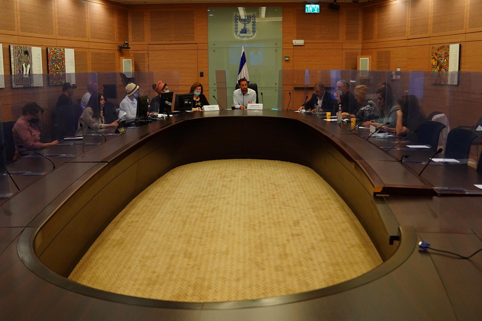 יו"ר ועדת החינוך תוקף: "תרדו מהעץ ותגלו אחריות"