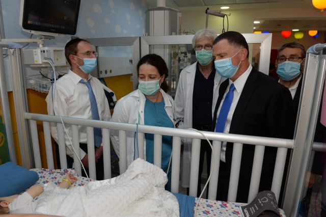 לראשונה: אדלשטיין ביקר בבית החולים מעיני הישועה