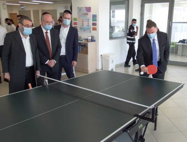 לראשונה: אדלשטיין ביקר בבית החולים מעיני הישועה
